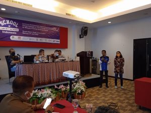 Mihram Rahman, Relawan TIK Indonesia dan Erni Sulistiowati, Kepala Sekolah SIK